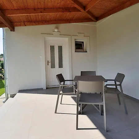 Lelle Apartment *